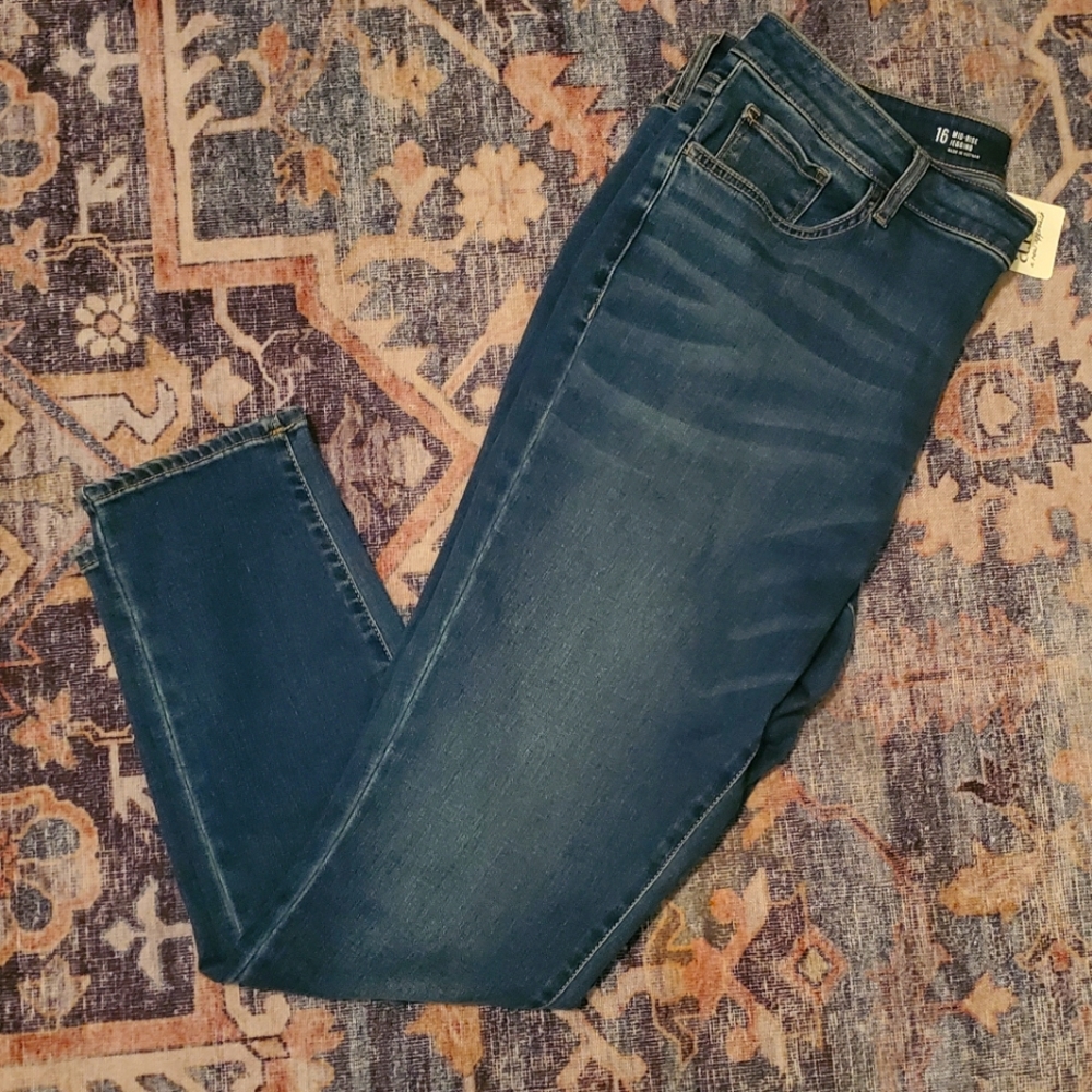 NWT A.N.A Mid-Rise Jegging